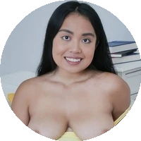 Luna Mills model profile page