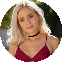 Naomi Woods model profile page
