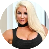 Profile Picture Nicolette Shea