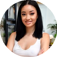 Scarlett Bloom model profile page