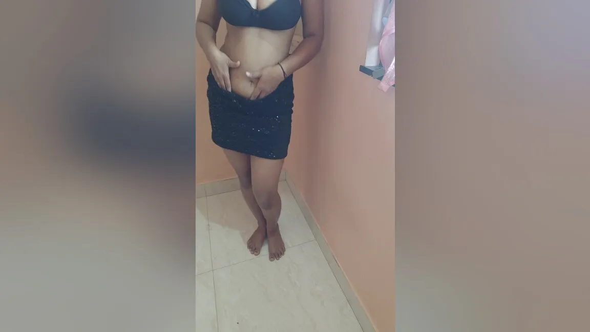 Indian Village Girl Dancing On Bhojpuri Song