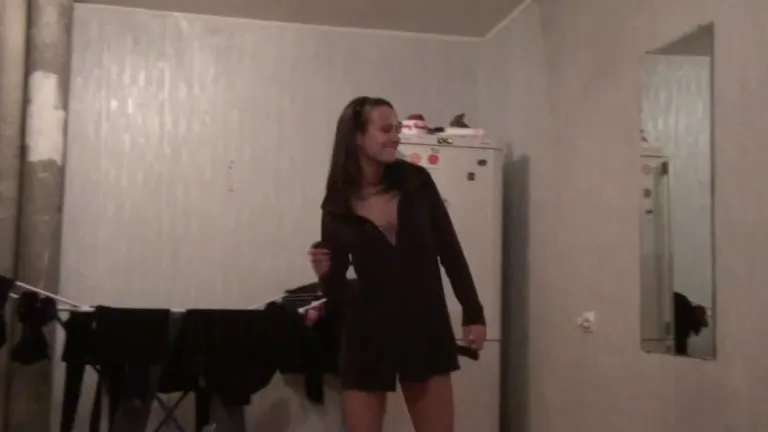 Girlfriend shows off body in exotic dance