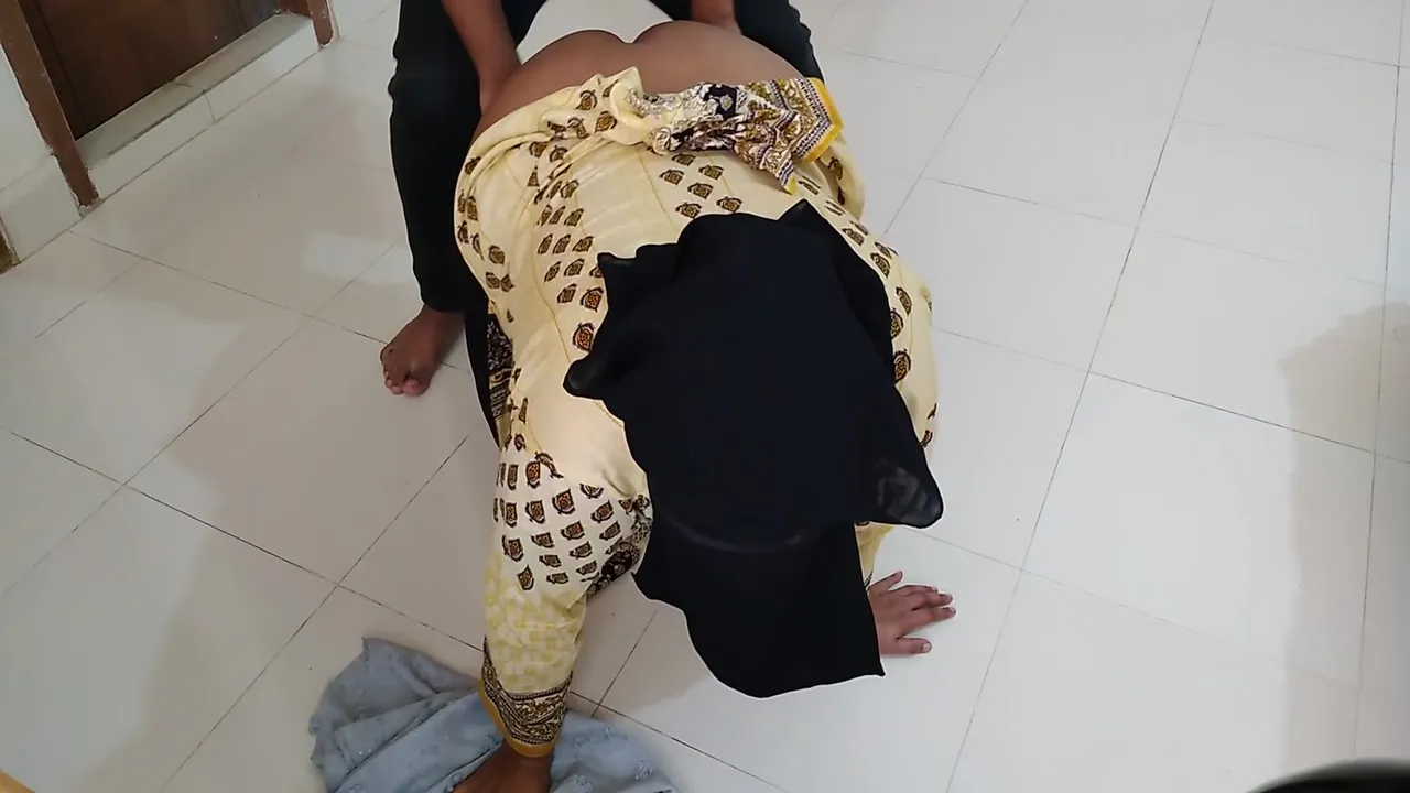Punjab Muslim Hot Aunty Was Cleaning The House When Neighbor Guy Saw Her And Fucked - Desi Sex