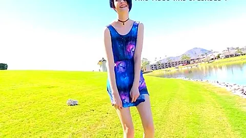 Preciosa anglosajona insert a celular vagina public no panty