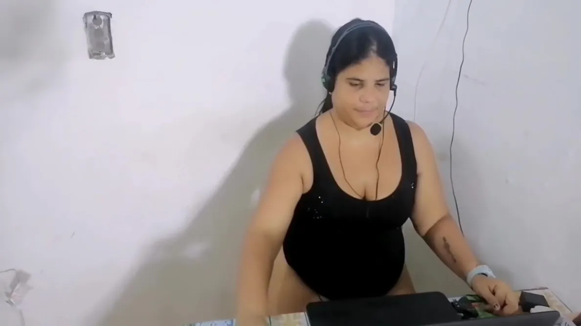 My Stepmother Is Very Slutty When She Is Home Alone She Masturbates And Makes A Rich And Delicious Squirt