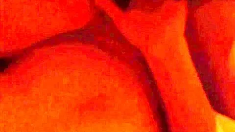 Moglie italiana scopa con tre sconosciuti davanti al marito cuck