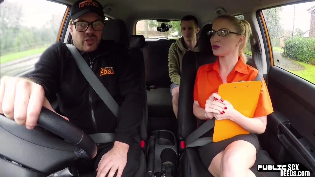 English spex babe publicly blows guy in car