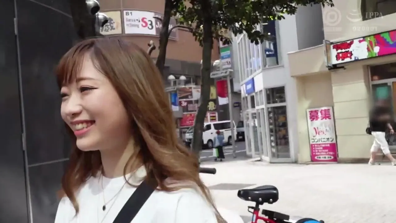 aoi-008　クリ○リスに優しく触れると小さな身体をビクつかせ