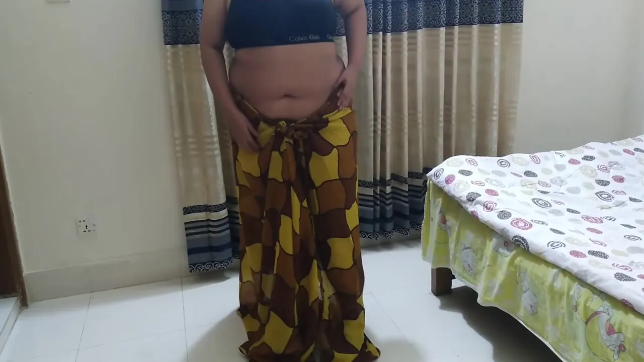 Moti Gand Wali Tamil Hot Aunty Gets Anal Fuck From Stranger When She Was Saree Wearing