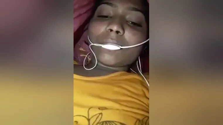 Bangladeshi Chick Showing Her Boobs And Pussy