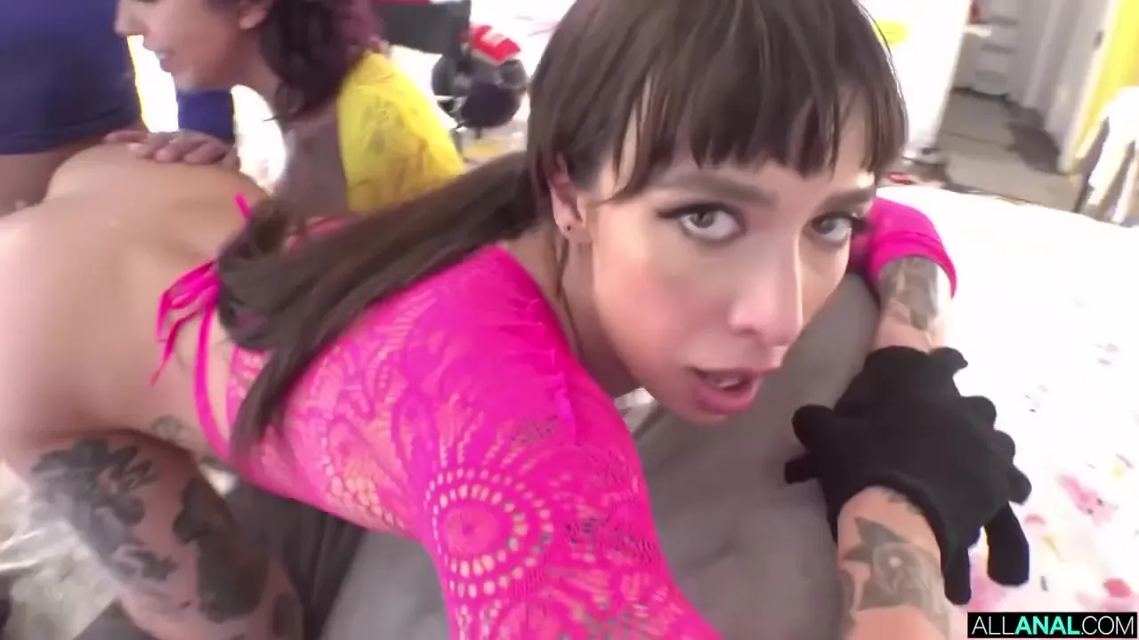 Well-proportioned Xochi And Novas Double Blowjob Dirt