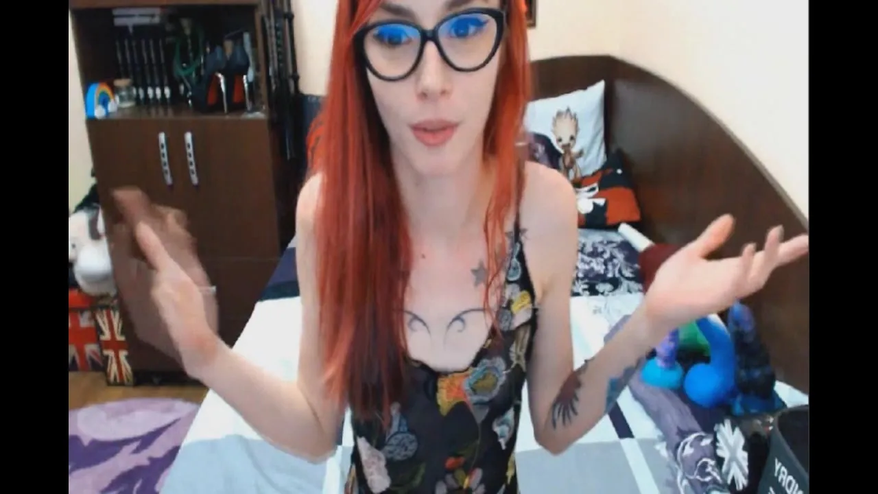 Nerdy Redhead Babe Masturbate her Cunt