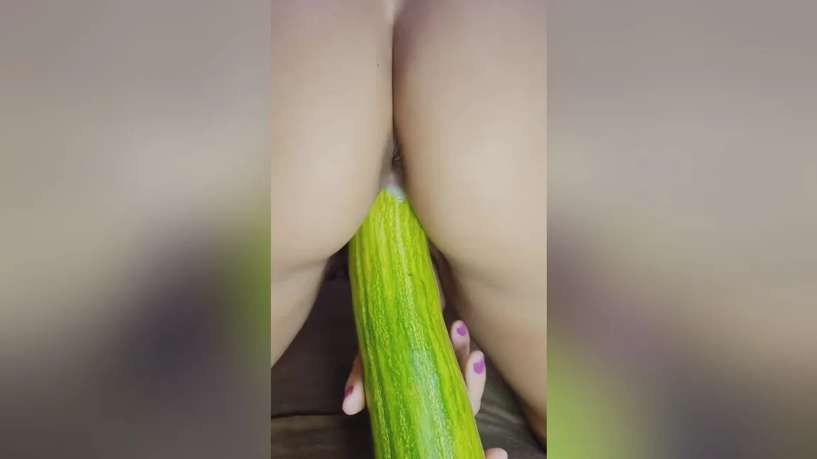 Naughty Teen 18+ Cumming And Breaking Into Her Pussy With Big Vegetable