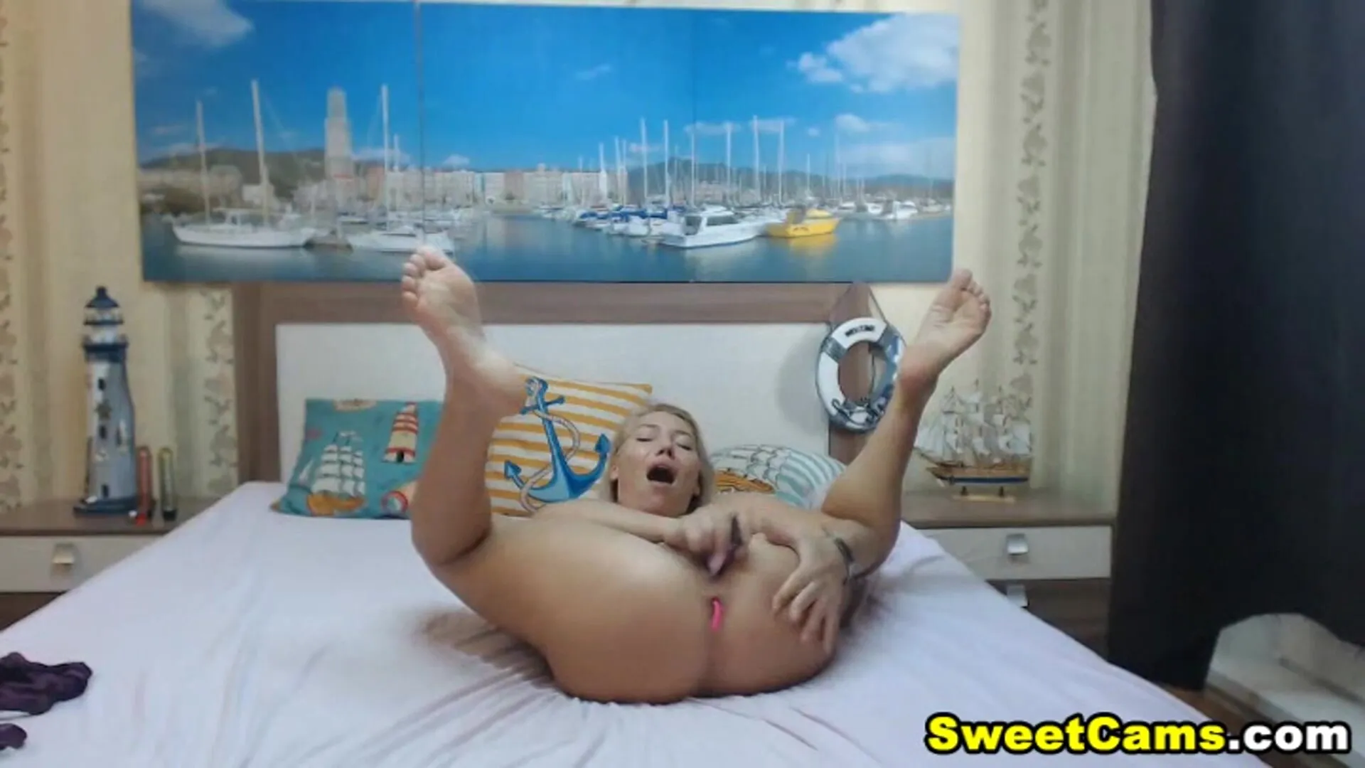 Blonde Babe Playing Her Pussy Live During Qarantine