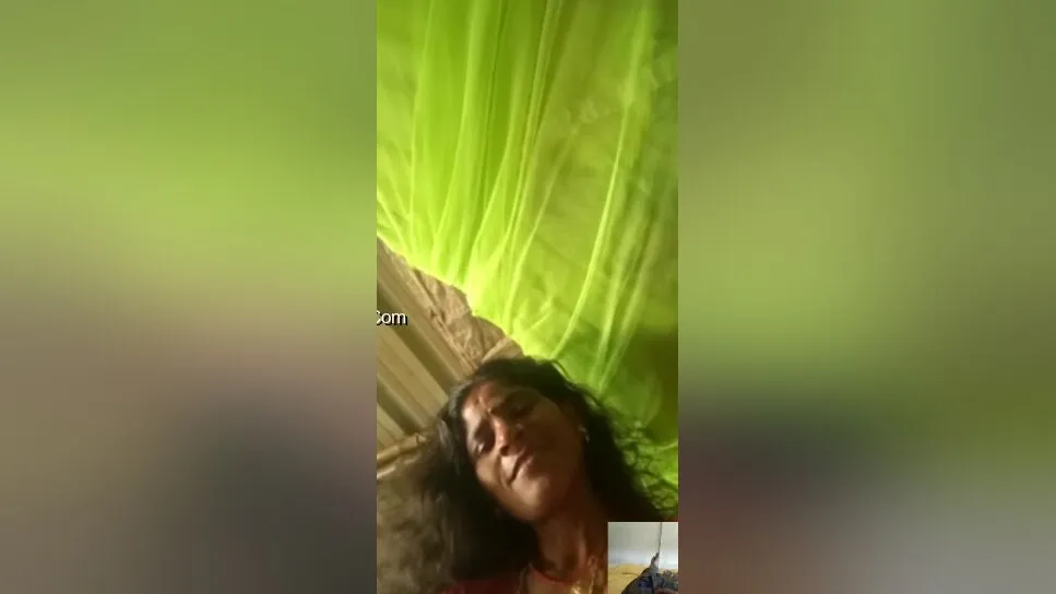 Today Exclusive- Village Bhabhi Shows Her Boobs On Vc 2