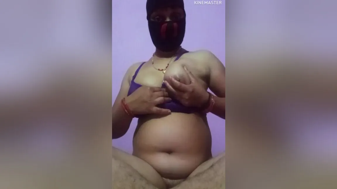 Desi Bhabhi Masturbation Her Pink Pussy And Fucking Her Pussy With A Oil Bottle