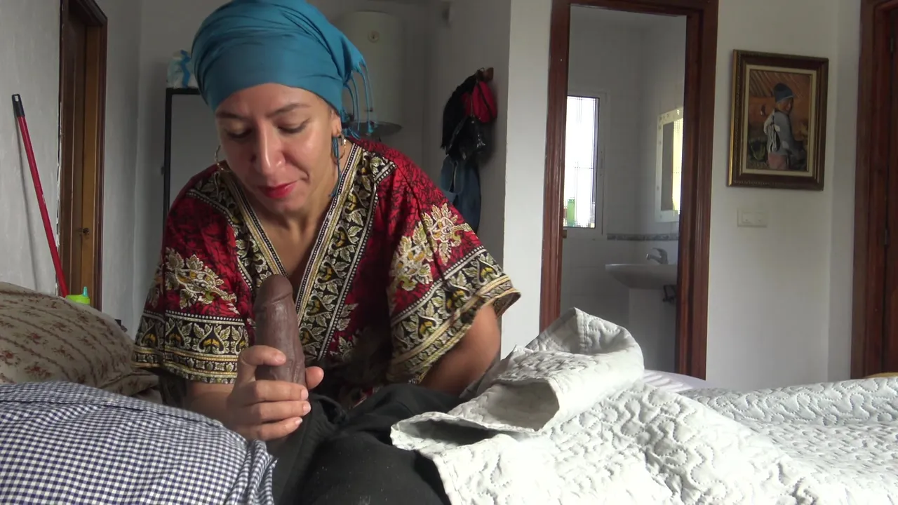 Saya Karim - 50 Yasındaki Turk Annem 10 Lira Karsılıgında Buyuk Siyah Pipimi Emiyor - Turk Porno Istanbul Sex