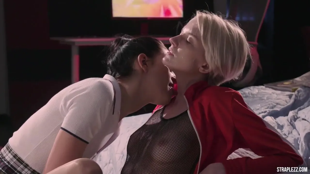 Huge Ejaculations From Lesbian Fake Cocks