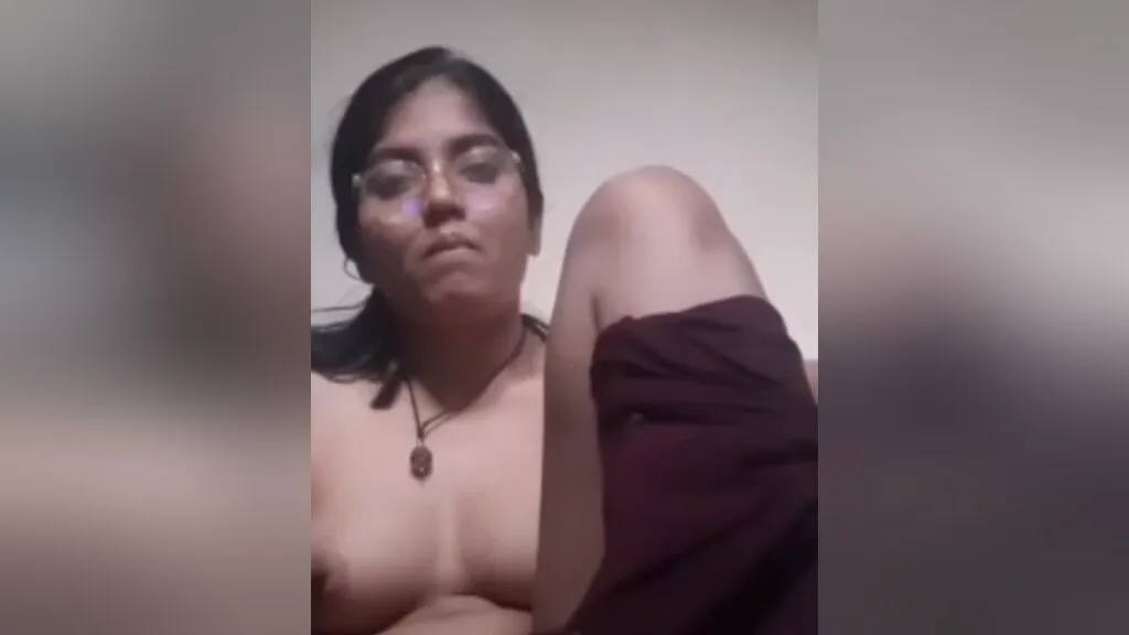 Today Exclusive-cute Desi Chick Strip Her Cloths And Shows Nude Body