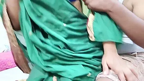 Desi Bhabhi Apane Sasur Ke Liye Dawai Lekar Shi Tabhi Sasur Ne Choda