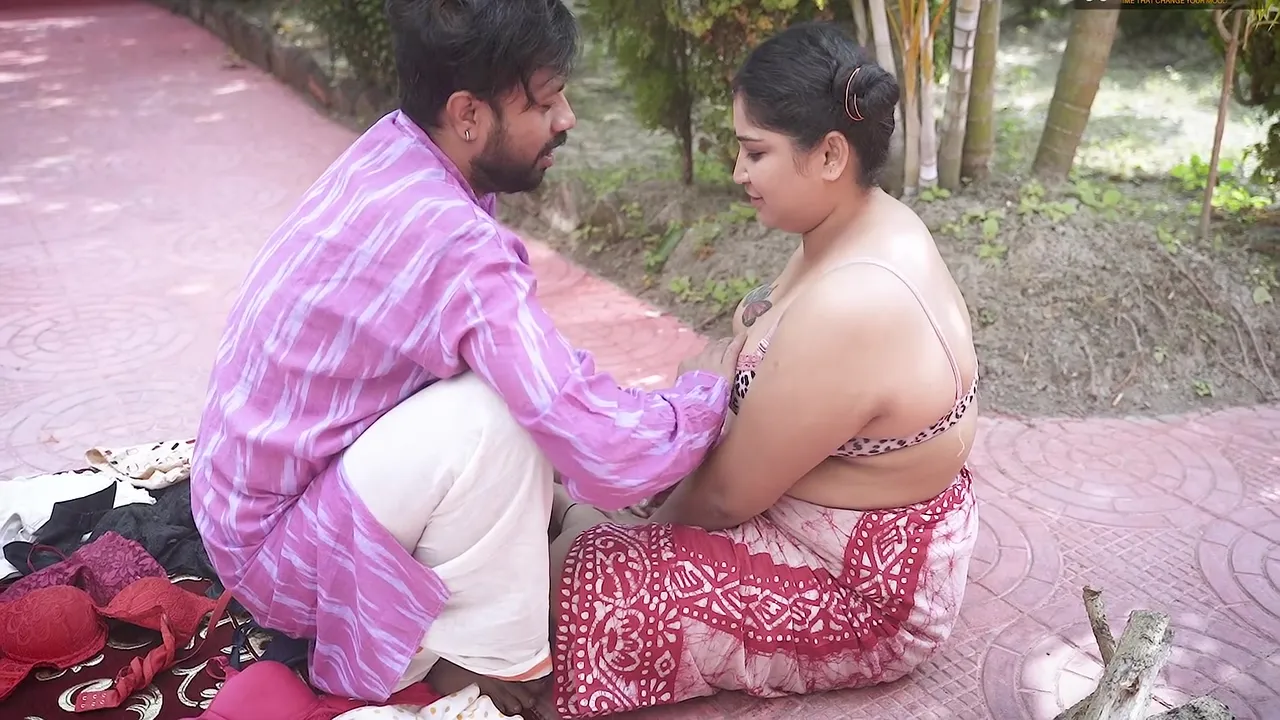 Desi Bra And Panty Salesman Bade Bade Dudhwali Gao Ki Chhori Ko Bra Ke Badale Chod Diya Maje Lekar ( Hindi Audio )