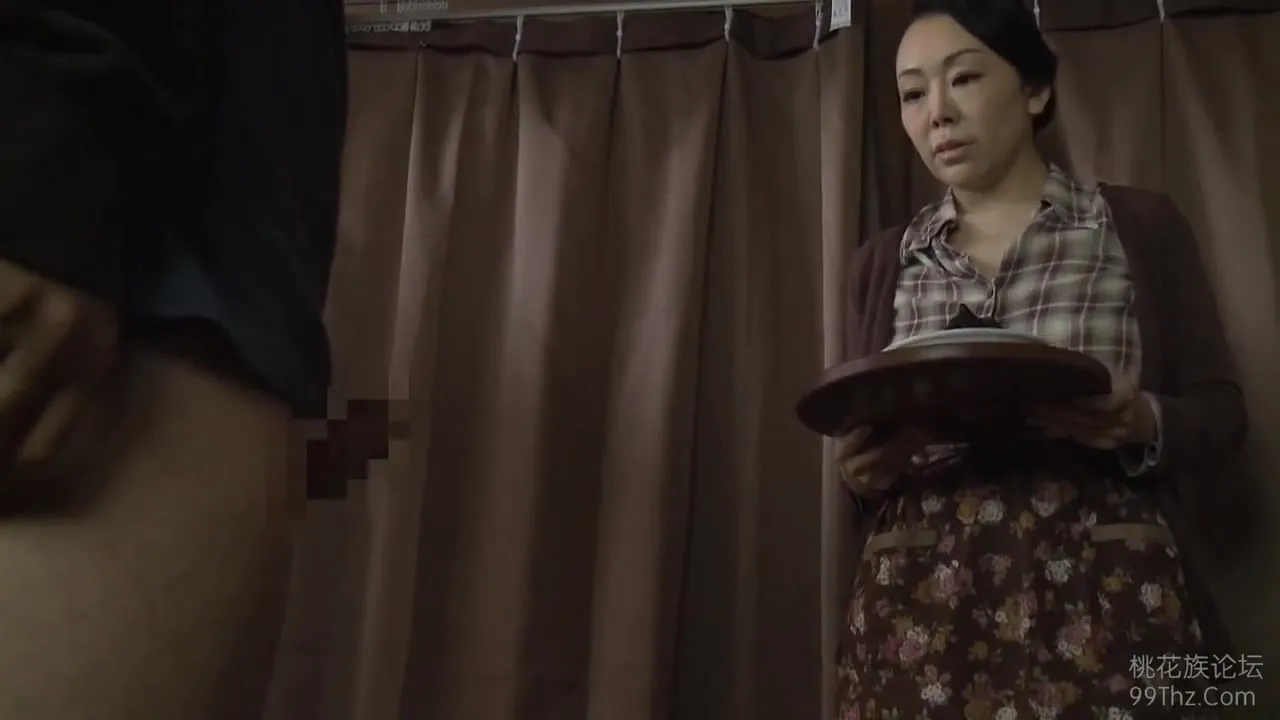 02E2218-Mature woman sexually processing a young man's cock