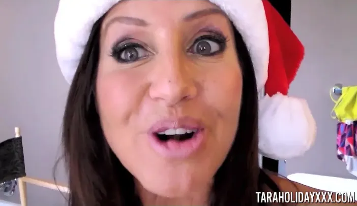 Tara Holiday Sucks Off Santa Marcus London - TaraHolidayXXX