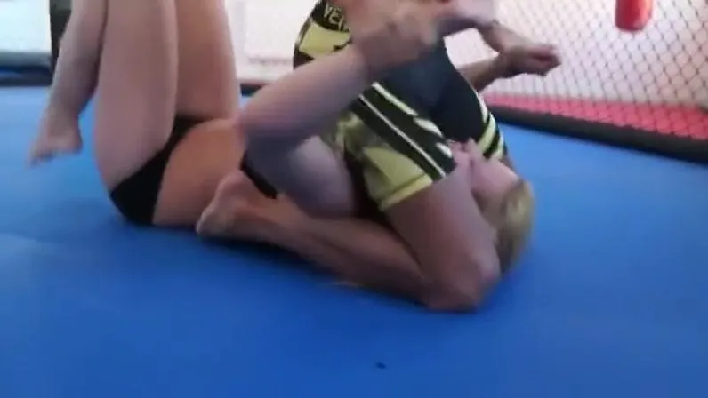 blonde vs tattooed guy sexfight in octogon