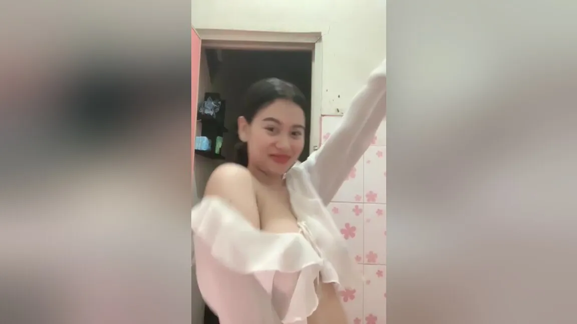 Beautiful Girls - The Queens Cleavage