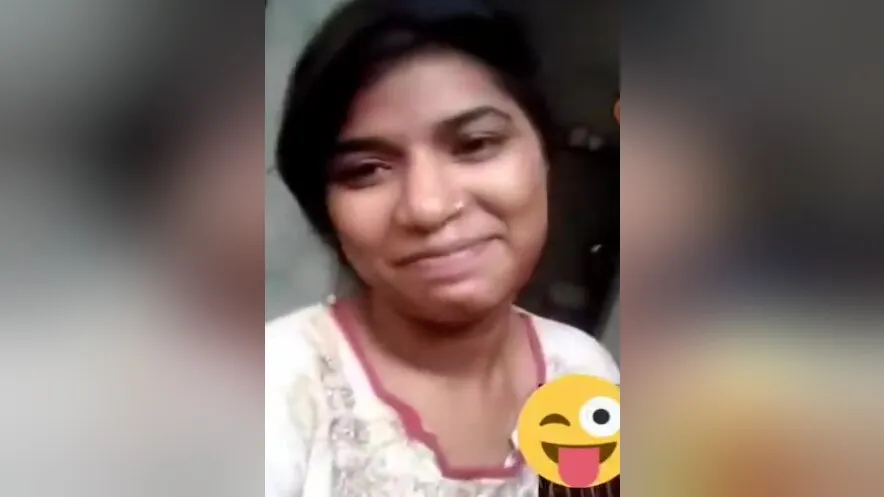 Karachi Chick Showing Her Boobs On Video Call
