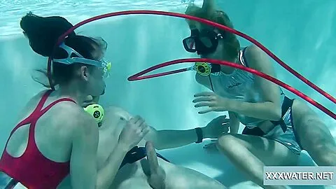 Minnie Manga - Underwater Goes Two Way