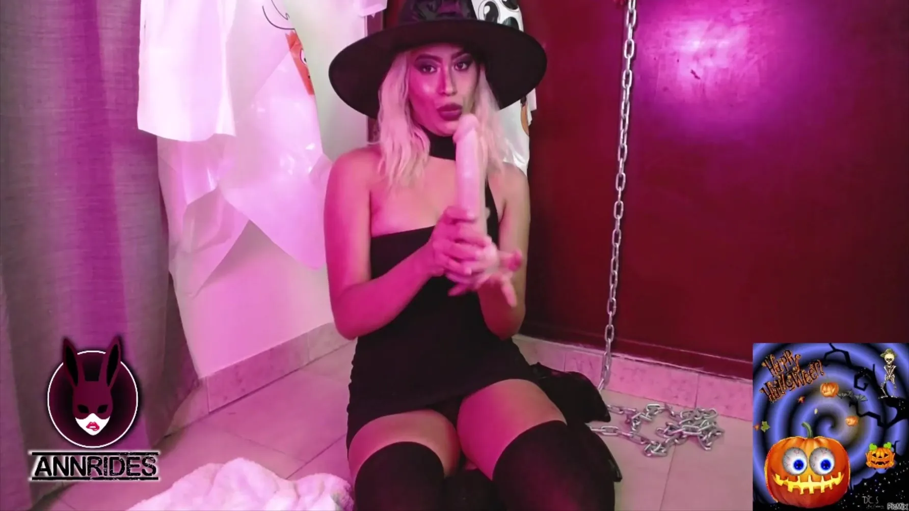 Sexy Witch Masturbates