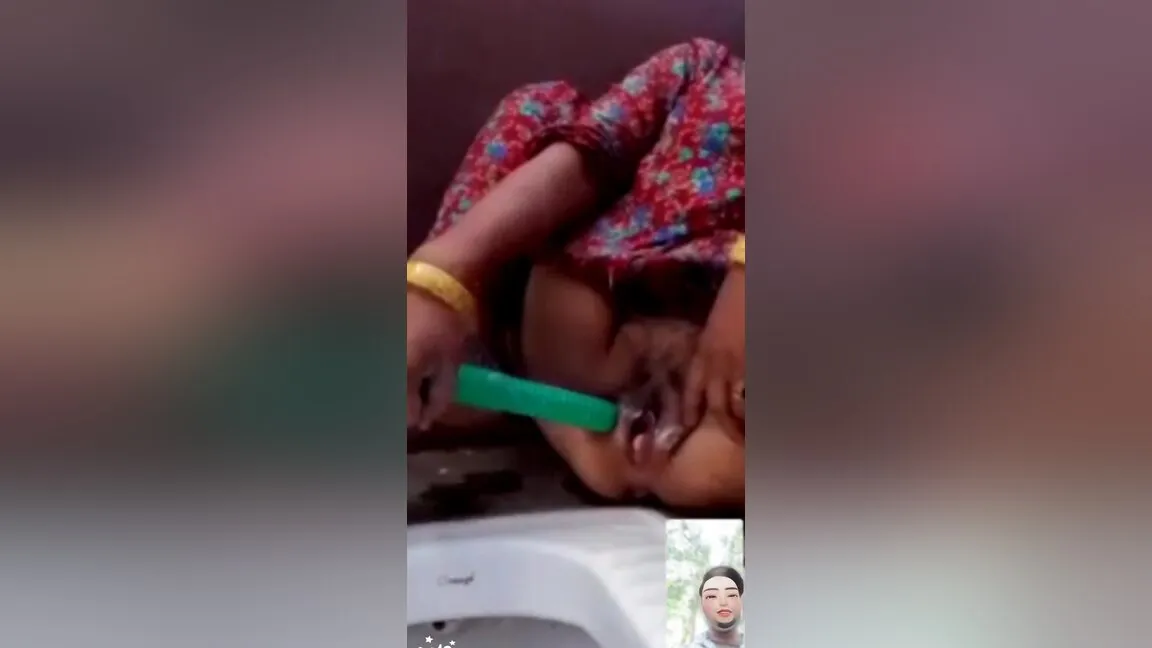 Video Call Pr Sex Chat Krke Chut Me Paipe Dala Or Bhujai Apni Sexy Chut Ki Aag Indian Sexy Aurat