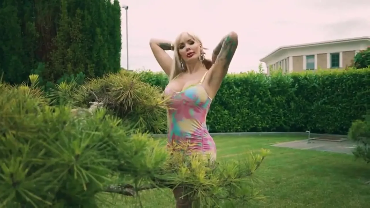 Blondie Bombshell - Helping A Lady Out