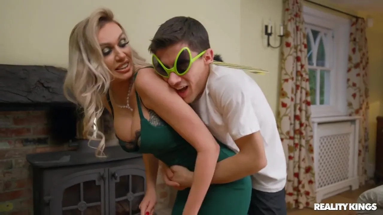 Curvacious Stepmom Jaw-dropping Xxx Clip