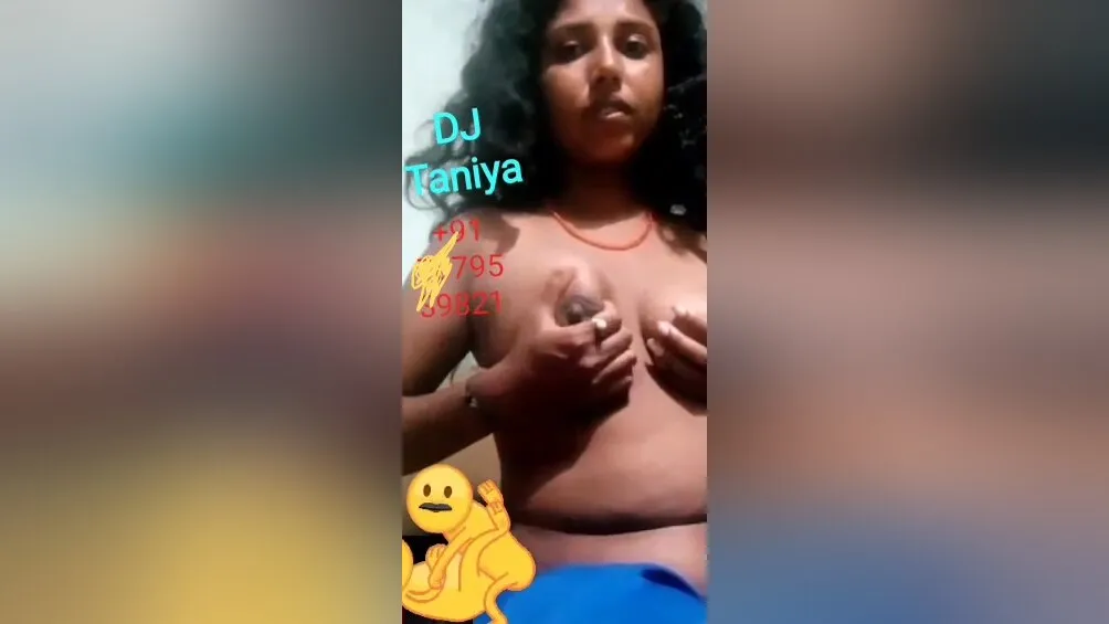 Today Exclusive -bhabhi Pressing Her Boobs