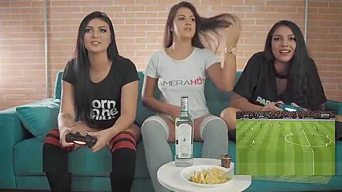 3 gostosas jogando FIFA peladinhas