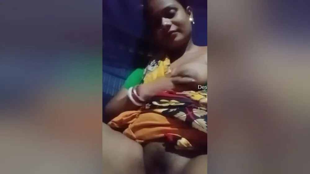 Horny Bhabhi Shows Her Boobs And Pussy