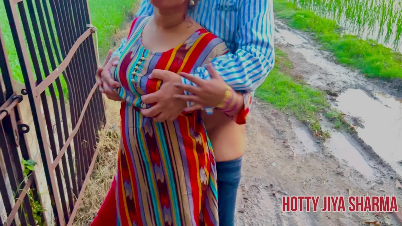 Jamindar Ke Bete Ne Bhabhi Ko Tabadtod Choda Jab Wo Khet Mein Pisaab Kar Rahi Thi