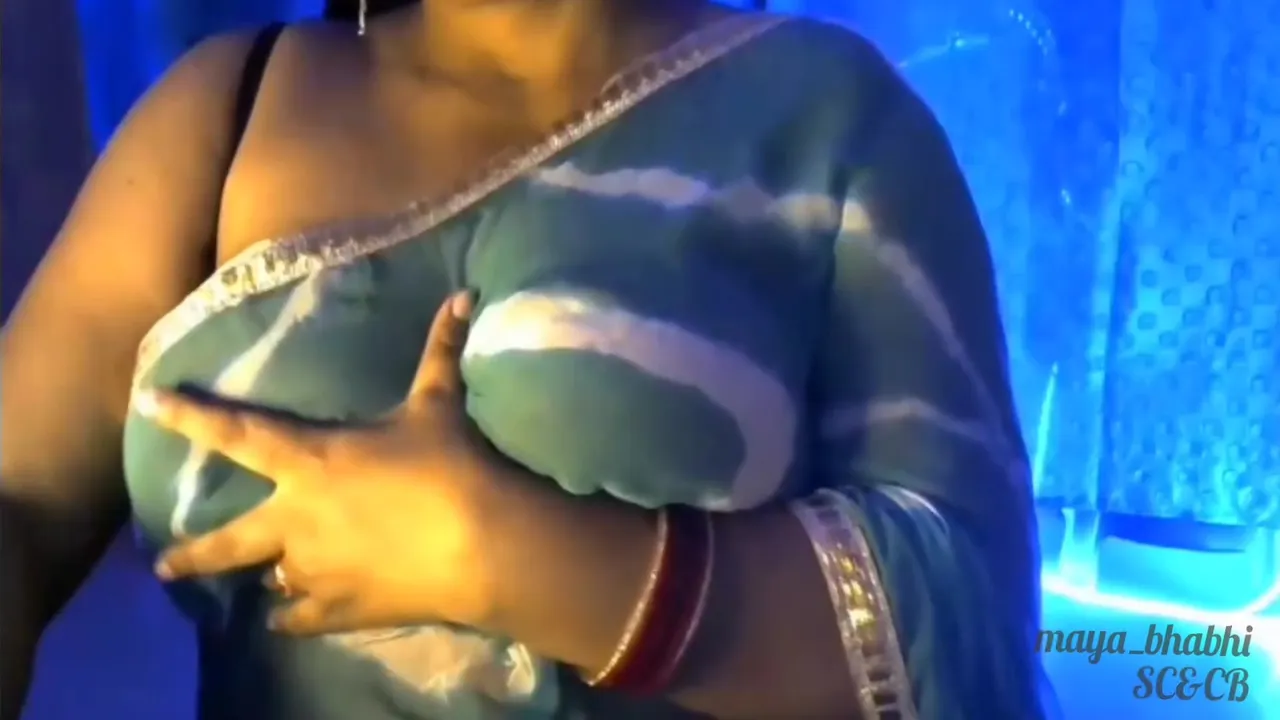 Hot Sexy Lady Bhabhi Showing Off Her Lovely Boobs Keeping Her Bra Off Her Boobs Under Her Boobs