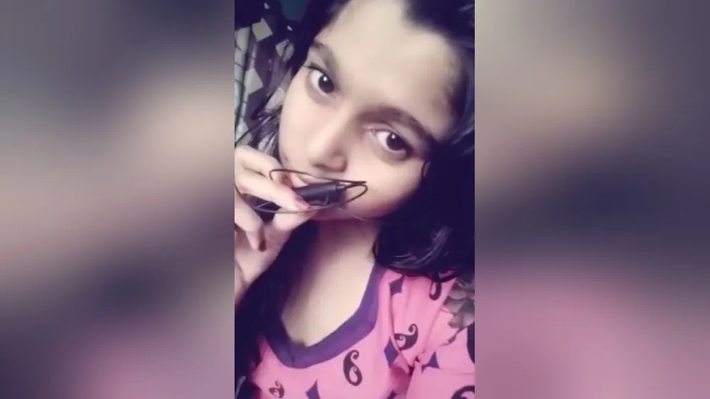 Cute Desi Chick Shows He Boobs