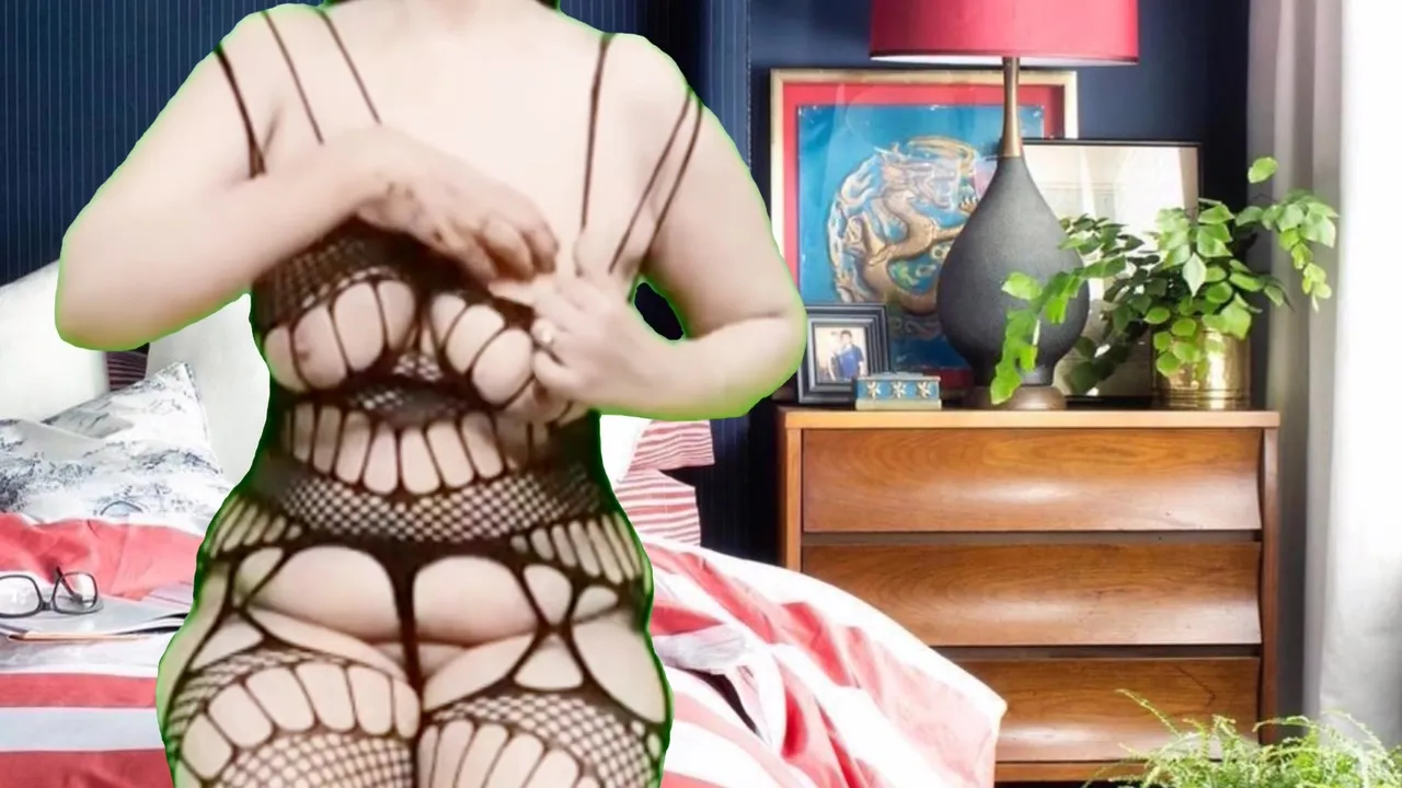 Muslim Girl Fingers Her Dripping Pussy