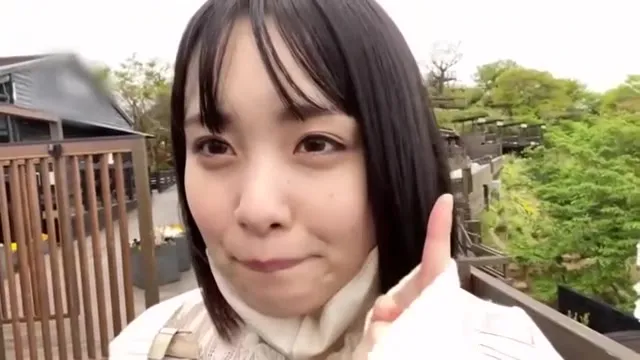 09077,A beautiful woman who feels