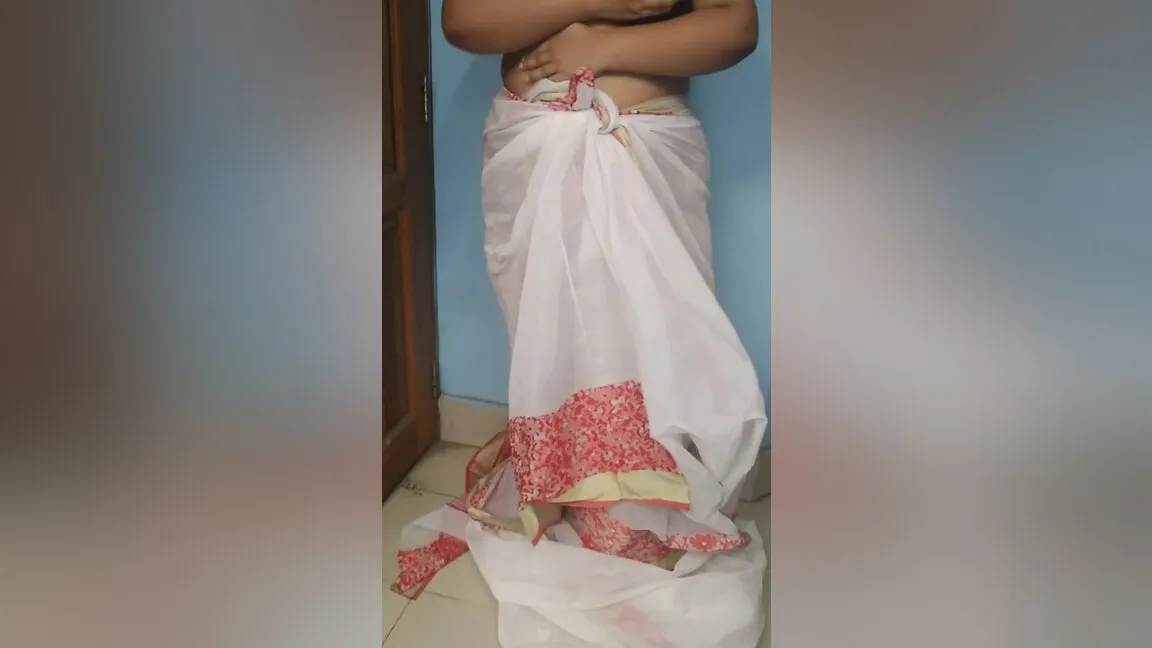 Sasur Ke Samne Biwi Hot Hote Hai Aur Apne Sari Utar Detahi - Indian Sex