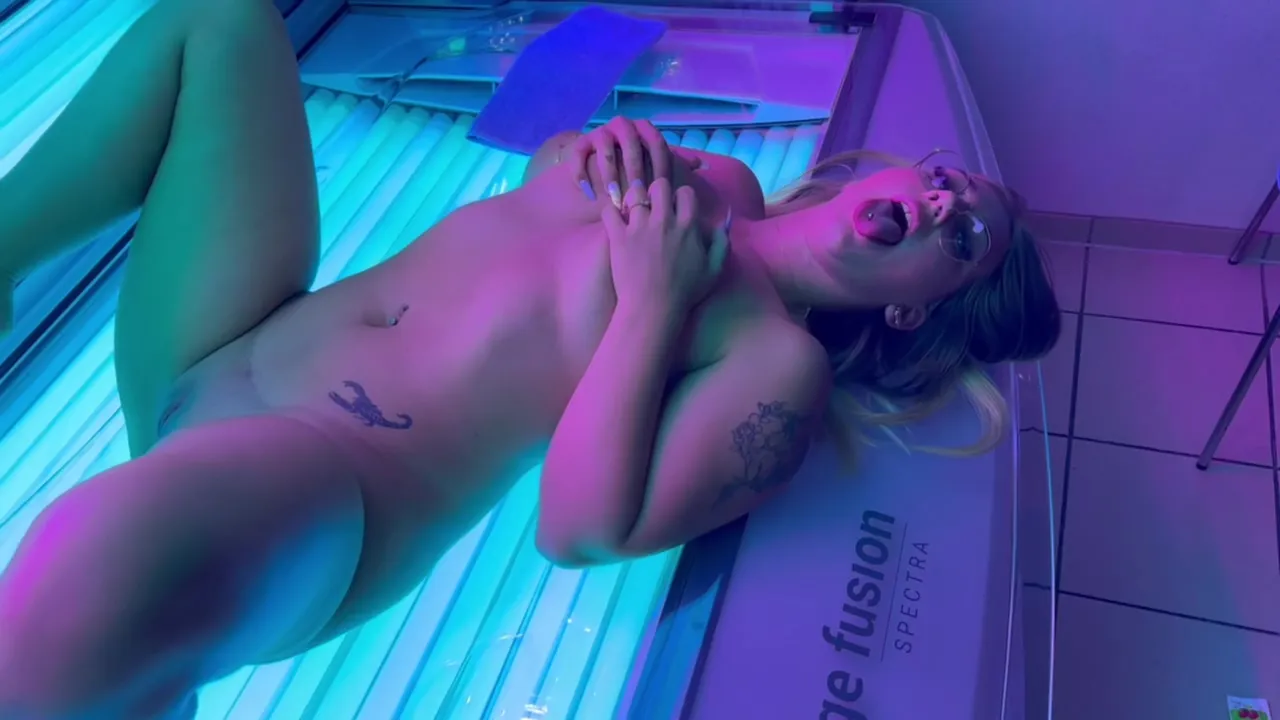 Mitarbeiter Der Sonnenbank Bekommt Ein Blowjob