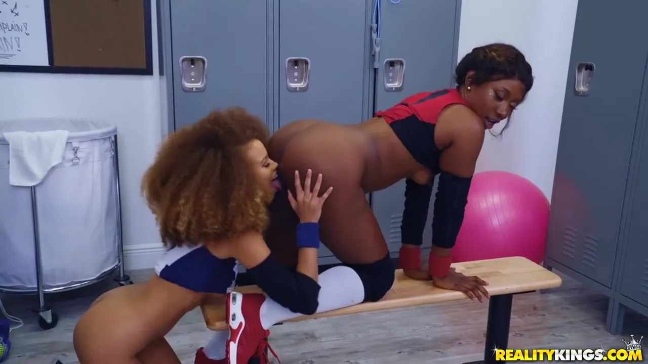 Alluring Cecilia Lion Lesbies Sex