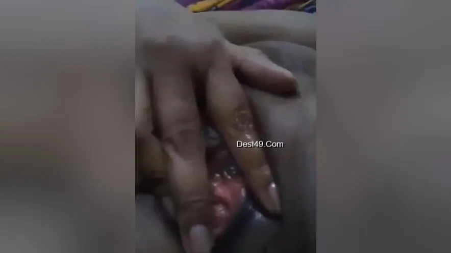 Today Exclusive-desi Bhabhi Shows Her Milky Boobs