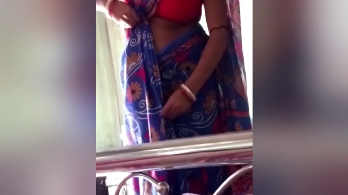 Indian Bhabi Dress Change Sari