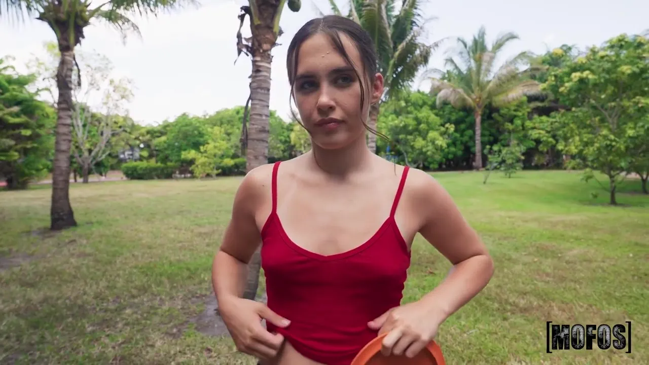 Frisky Frisbee Golf - Daisy Pheonix