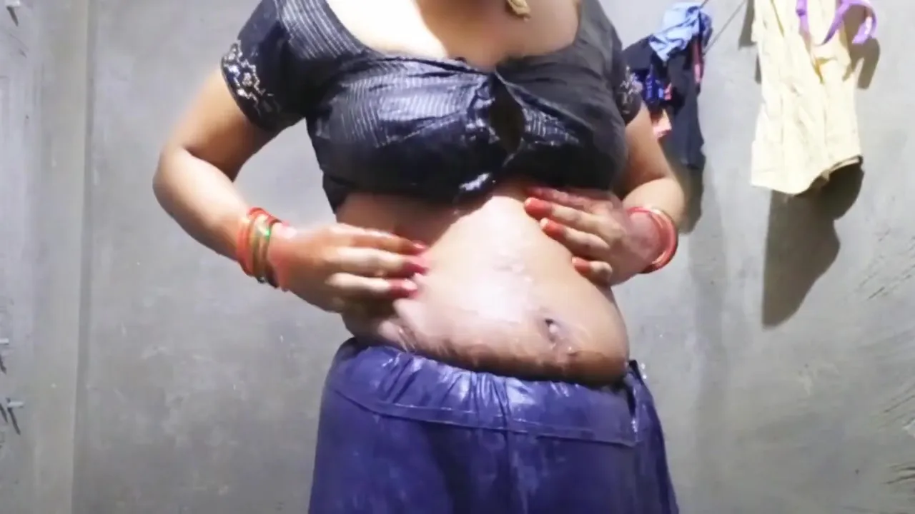 Hot Indian Women Sex In Bathroom, Indian Desi Bhabhi Ki Chudai Bathroom Me - Sexy Wife